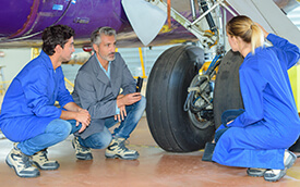 estudiantes aprendiendo sobre mantenimiento de aviación