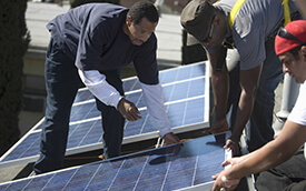 gente instalando paneles solares