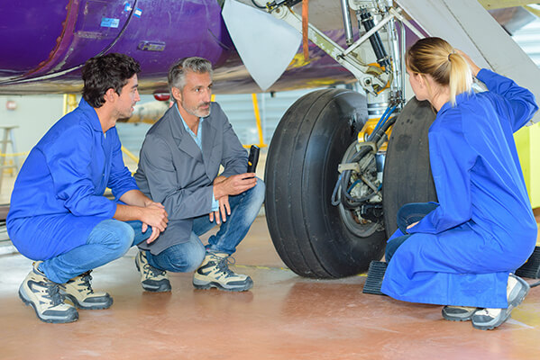 alunos aprendendo sobre manutenção da aviação