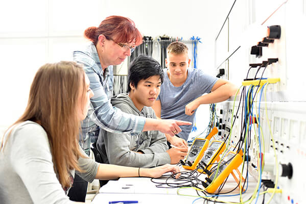 Schüler, die Messungen in einer Elektroschulung durchführen