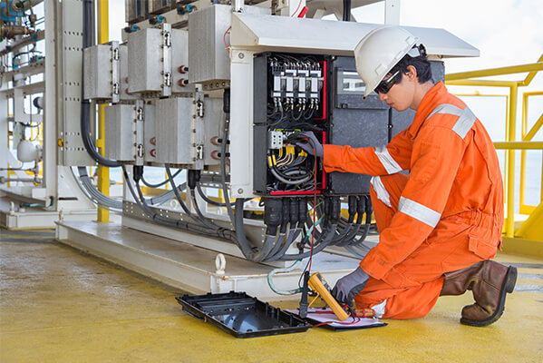 hombre haciendo mantenimiento en una máquina industrial