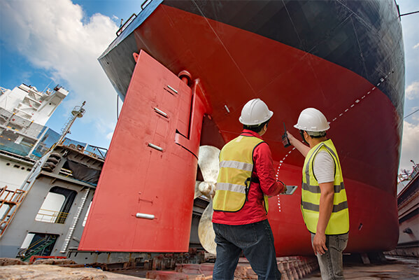 Techniker, die Wartungsarbeiten an einem Boot durchführen