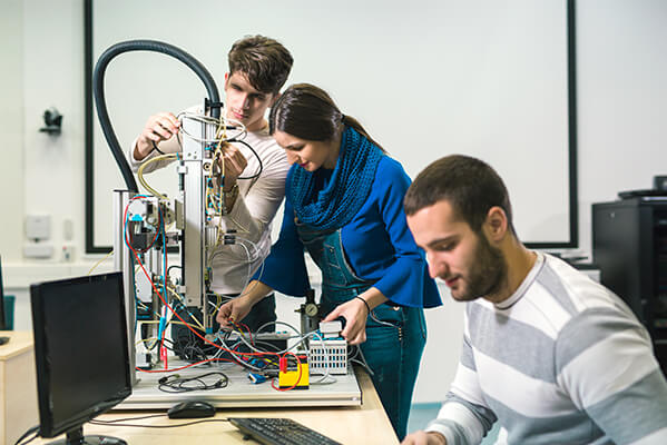 estudiantes en una clase de ingeniería mecánica