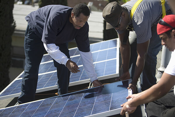 pessoas instalando painéis solares