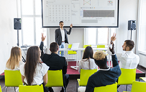 profesores en un centro de capacitación usando el software Automation Studio